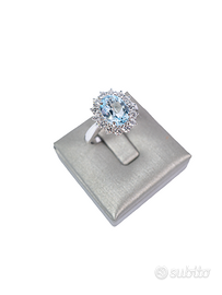 Anello in oro con acquamarina e diamanti