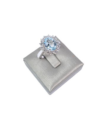 Anello in oro con acquamarina e diamanti