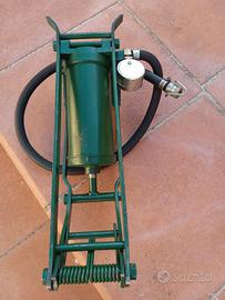 Pompa a pedale alta pressione portatile emergenza.