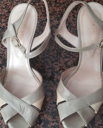 sandali in vernice sulle tonalità del beige 