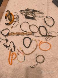 Bracciali,  braccialetti vari omaggio e collane. 