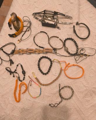 Bracciali,  braccialetti vari omaggio e collane. 