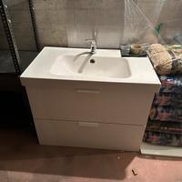 Mobiletto bagno con lavabo incassato e rubinetto