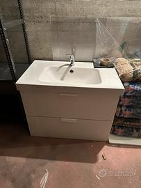 Mobiletto bagno con lavabo incassato e rubinetto