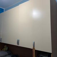 Cameretta a ponte con libreria laterale