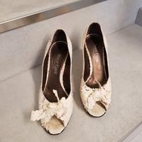 Scarpe spuntate con tacco