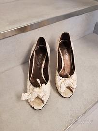 Scarpe spuntate con tacco