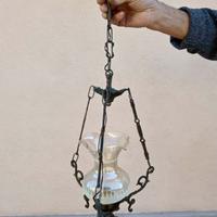 Lampadario vintage in ferro battuto e vetro