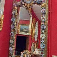 Museale Specchiera in Porcellana con puttini