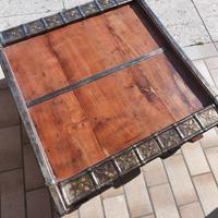 Tavolino in legno e metallo lavorato
