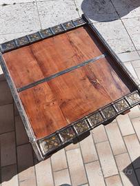 Tavolino in legno e metallo lavorato