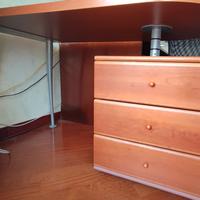 Scrivania in legno e sedia ufficio