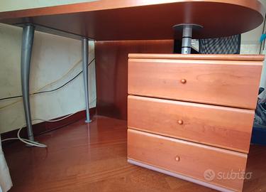 Scrivania in legno e sedia ufficio