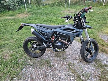 beta 125 4t motard 2025  ( PREZZO TRATTABILE )