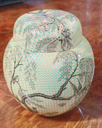 Un barattolo da tè in ceramica vintage 