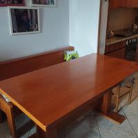 Cucina completa, tavolo e attaccapanni