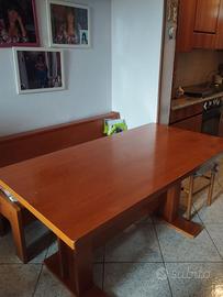 Cucina completa, tavolo e attaccapanni