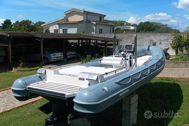 Gommone Novamarine HD Seven entrofuoribordo.