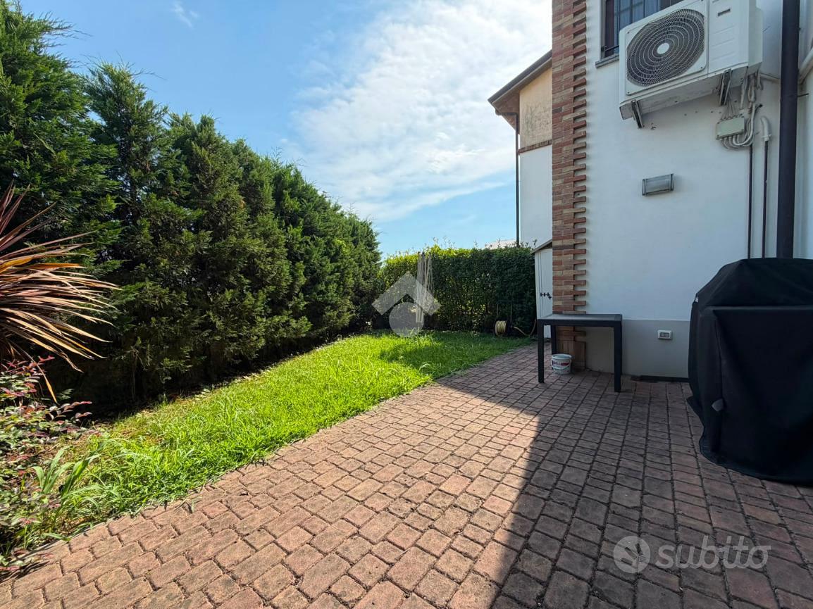 VILLA A SCHIERA CENTRALE A RIVOLTA D'ADDA - Vista 2