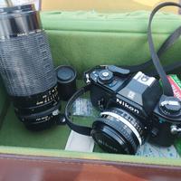 macchina fotografica Nikon EM con obiettivo 