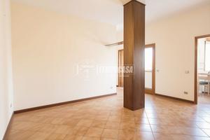 RIF. 590 - TRILOCALE IN CENTRO PAESE CON BOX E CAN
