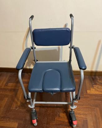 Sedia comoda con rotelle e pedali
