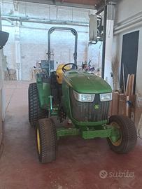 Trattore John Deere 4052  con pala usato