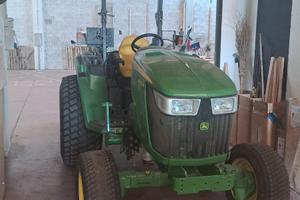 Trattore John Deere 4052  con pala usato