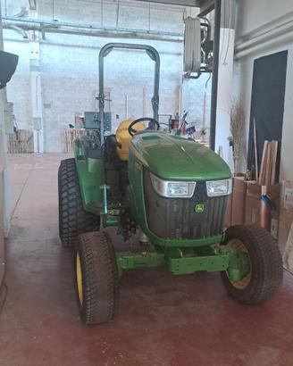 Trattore John Deere 4052  con pala usato