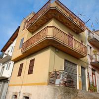 Casa su tre livelli