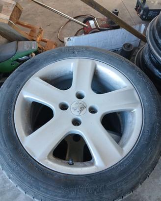 Gomme MOMO 205/55 R16 quasi nuove + Cerchi in lega
