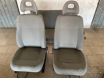 Tappezzeria più pannelli e moquette