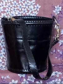 Borsa secchiello in cuoio nero