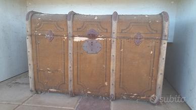 Baule in legno da viaggio con doghe stondate