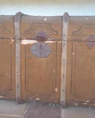 Baule in legno da viaggio con doghe stondate