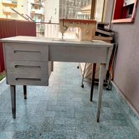 Mobile con  Macchina da cucire 