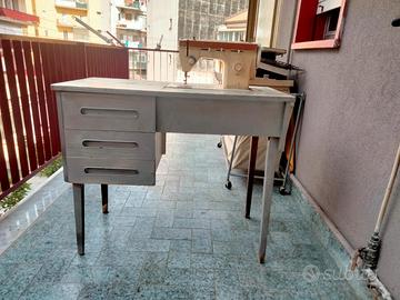 Mobile con  Macchina da cucire 