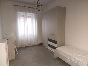 Camera moderna per studentesse al centro città