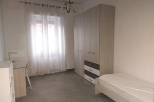 Camera moderna per studentesse al centro città