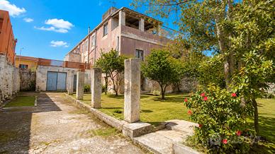 Ampia Casa con terrazze, cortile, cantina e box