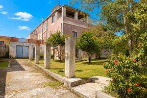 Ampia Casa con terrazze, cortile, cantina e box