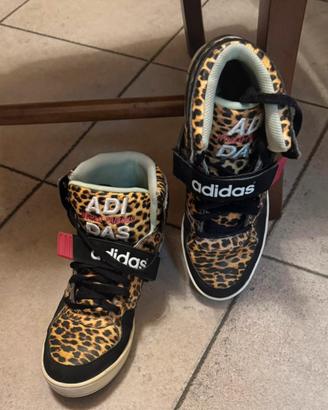 Sneakers Adidas alte con stampa leopardata
