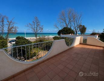 Villa bifamiliare fronte mare