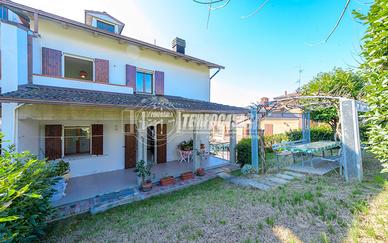 PORZIONE DI CASA CON AMPIO GIARDINO E GARAGE DOPPI