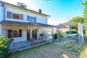 PORZIONE DI CASA CON AMPIO GIARDINO E GARAGE DOPPI