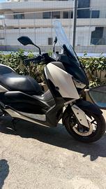 Yamaha X-Max 300 con bloccacavalletto