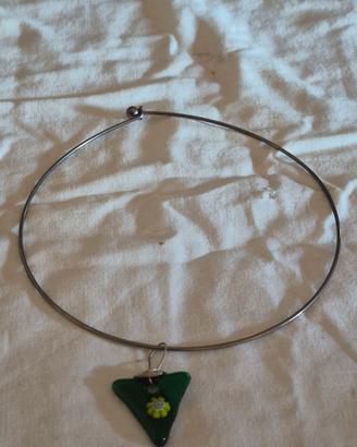 girocollo con pendente verde in vetro fatto a mano