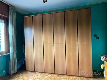 camera da letto con armadio e letto