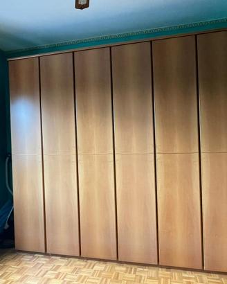 camera da letto con armadio e letto