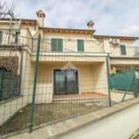 VILLA A SCHIERA A FORANO